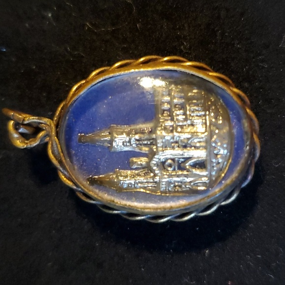 Gorgeous, vintage 2-sided medallion.. - Picture 2 of 2